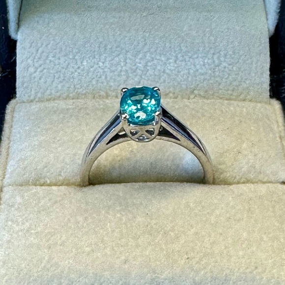 Sterling Silver and Blue Topaz Ring Size 6 - Picture 3 of 6